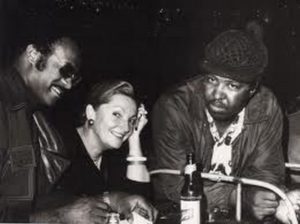 Marcelle Morgantini entourée par Jimmy Dawkins (g) et Magic Slim(d) à Chicago.